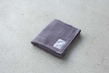 画像をギャラリービューアに読み込む, やわらかく、しなやかな無撚糸の4重ガーゼのフェイスタオル|グレー