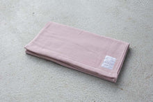 画像をギャラリービューアに読み込む, やわらかく、しなやかな無撚糸の4重ガーゼのスリムバスタオル|ピンク