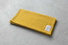 画像をギャラリービューアに読み込む, やわらかく、しなやかな無撚糸の4重ガーゼのスリムバスタオル|マスタード