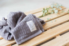 画像をギャラリービューアに読み込む, ワッフルみたいなパイルのやわらかいスリムバスタオル|グレー