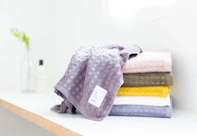 画像をギャラリービューアに読み込む, ワッフルみたいなパイルのやわらかい バスタオル|グレー