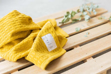画像をギャラリービューアに読み込む, ワッフルみたいなパイルのやわらかいフェイスタオル|マスタード